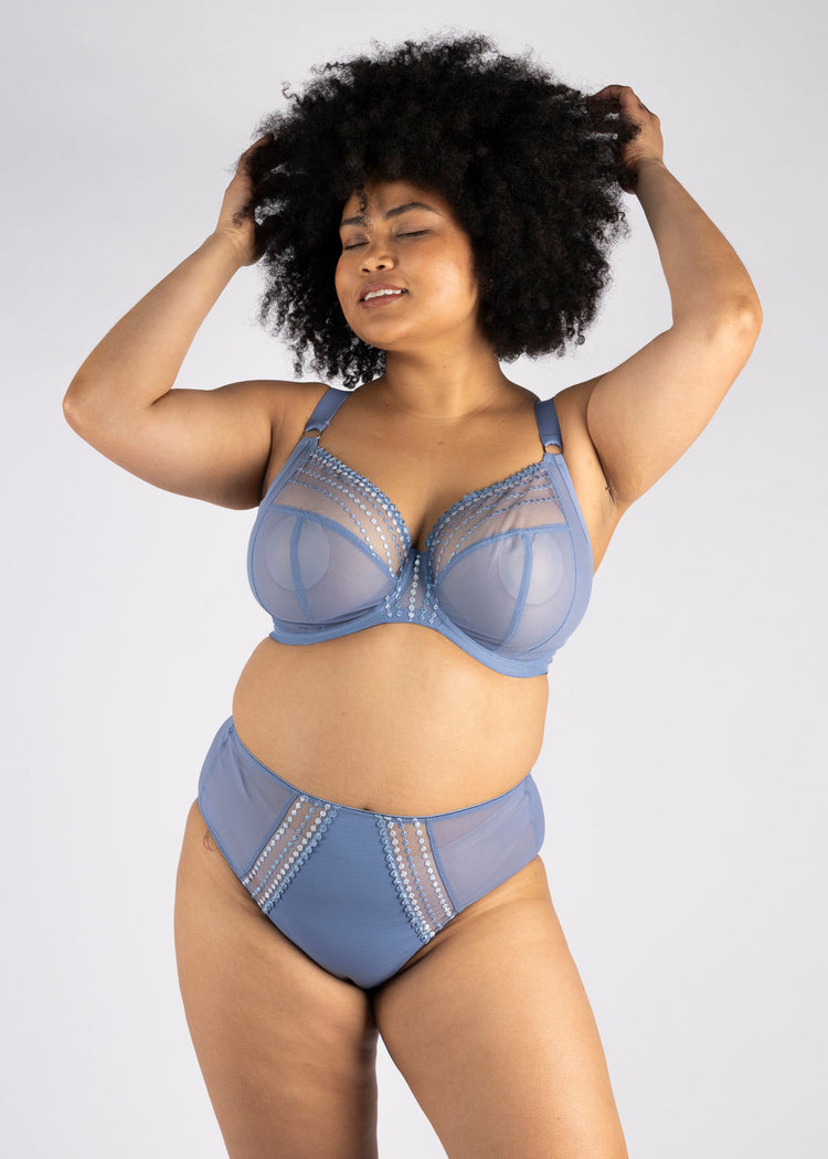SuperBra Model in Matilda Full Cup Plunge BH Lunar Blue voorzijde