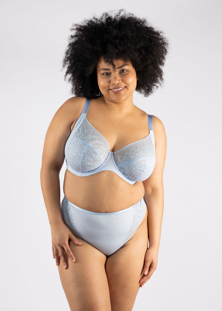 SuperBra Model in Sophia Plunge BH Dusky Blue voorzijde