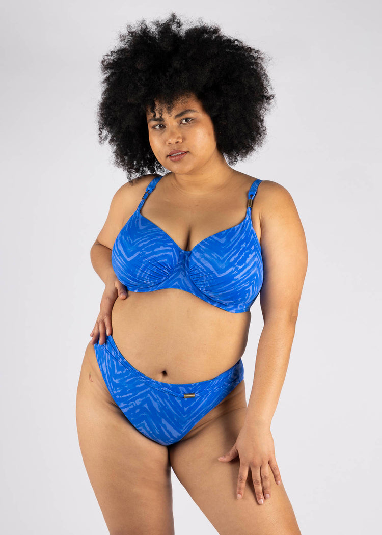 SuperBra Model inPunta Mita Full Cup Bikini Top Sapphire voorzijde