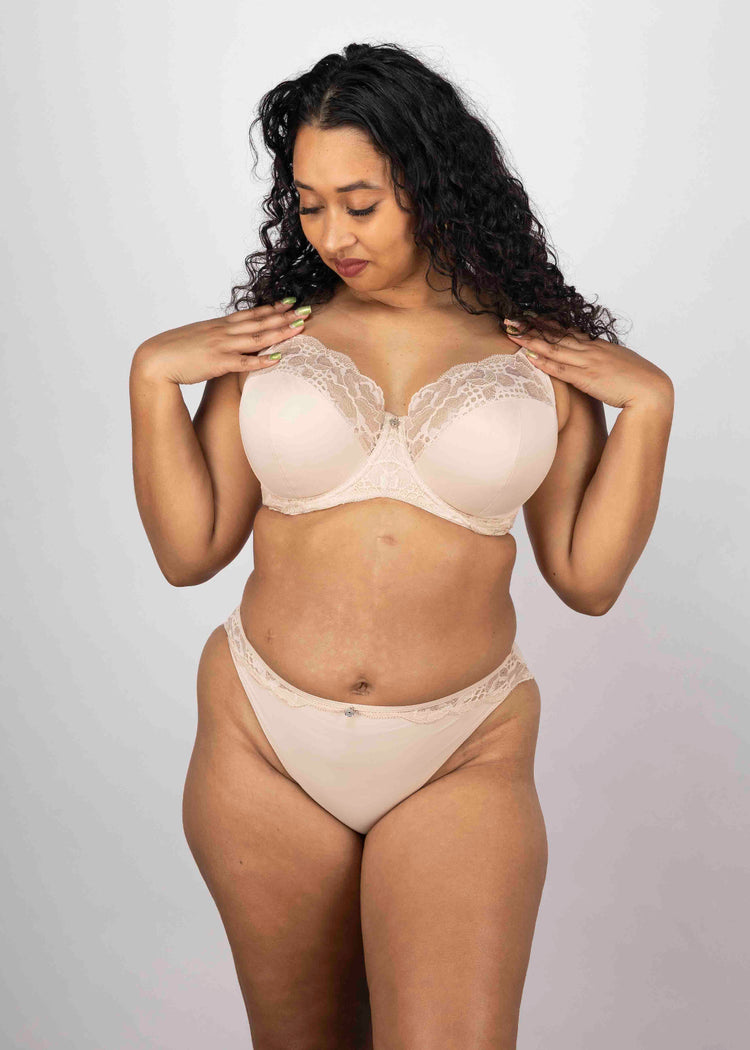 SuperBra Model in Reflect Side Support BH Natural Beige voorzijde