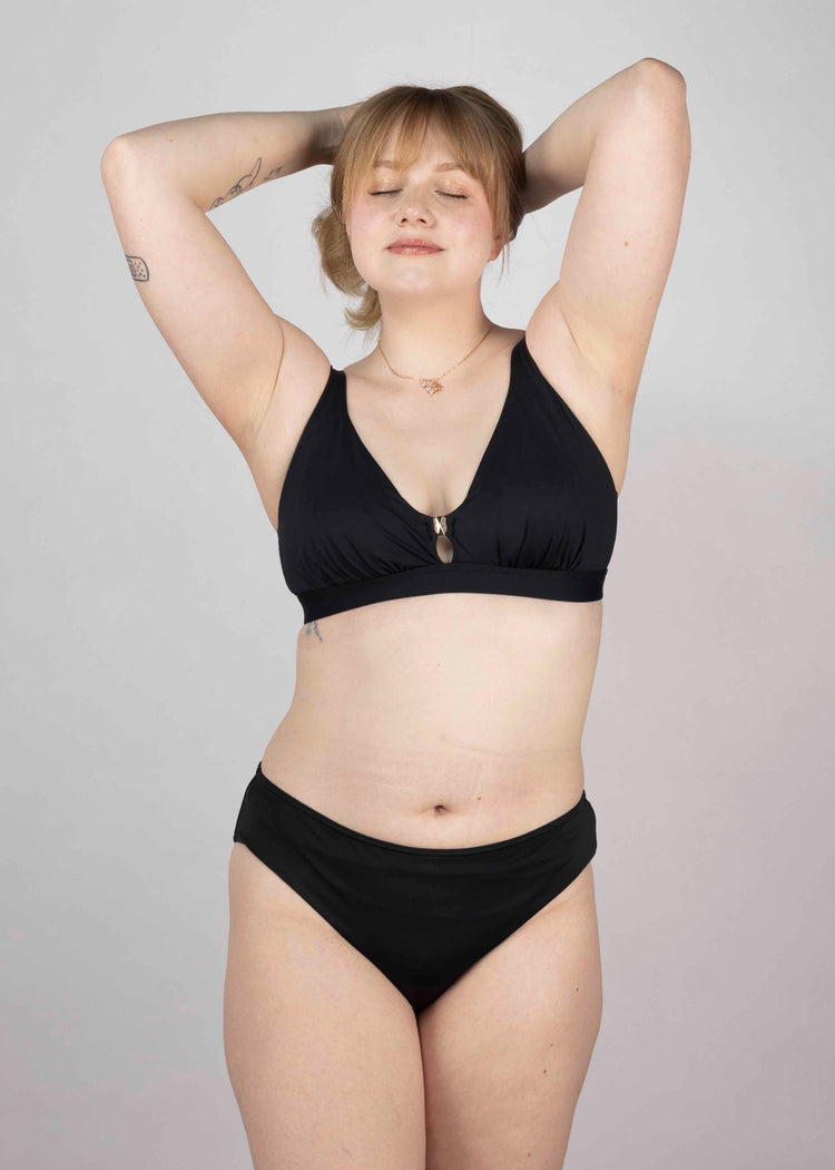 SuperBra Model in Merissa Triangle Beugelloze Bikini Top Zwart voorzijde