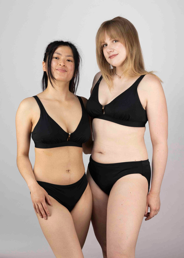 SuperBra Model in Merissa Triangle Beugelloze Bikini Top Zwart voorzijde