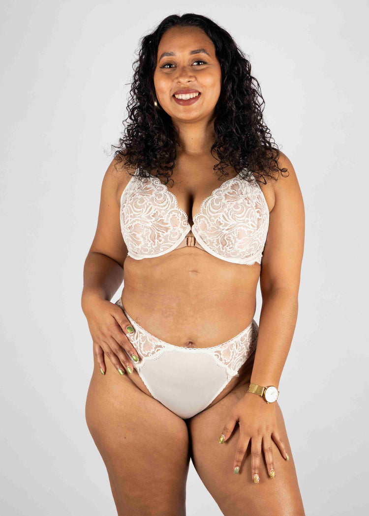 SuperBra model in Belle Tenue Antonina BH voorzijde