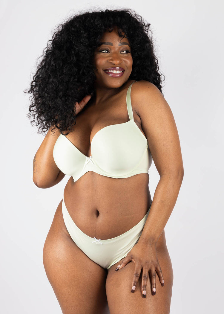 Model in Faith T-shirt Plunge BH Pistachio superbra foto