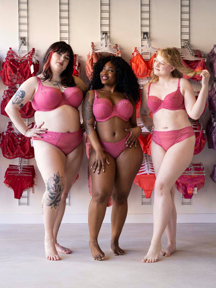Model in Envy Balconette BH Fuchsia superbra foto