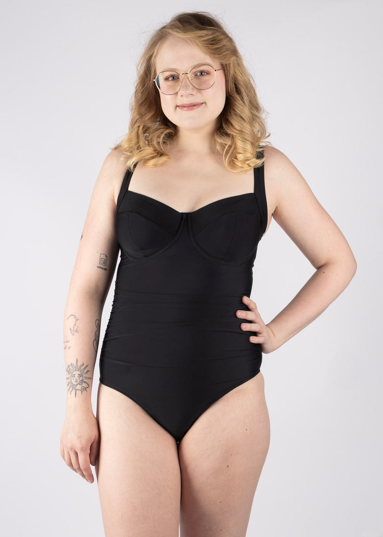 Model in Signature Zadie Full Cup Badpak Zwart superbra foto