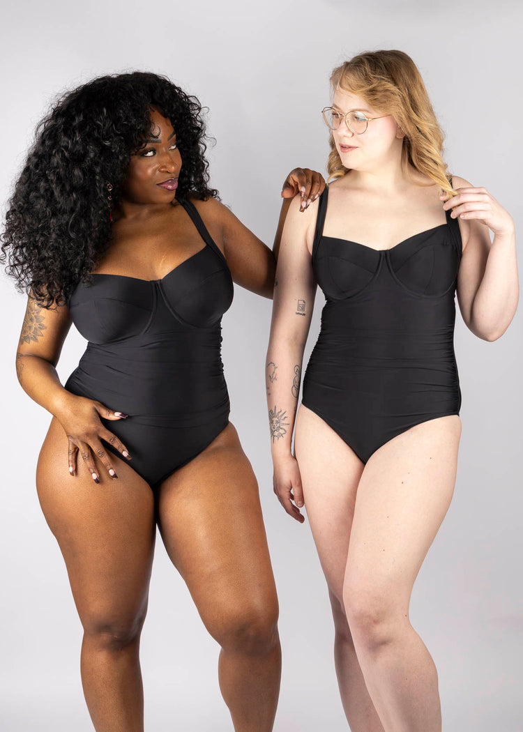 Model in Signature Zadie Full Cup Badpak Zwart superbra foto