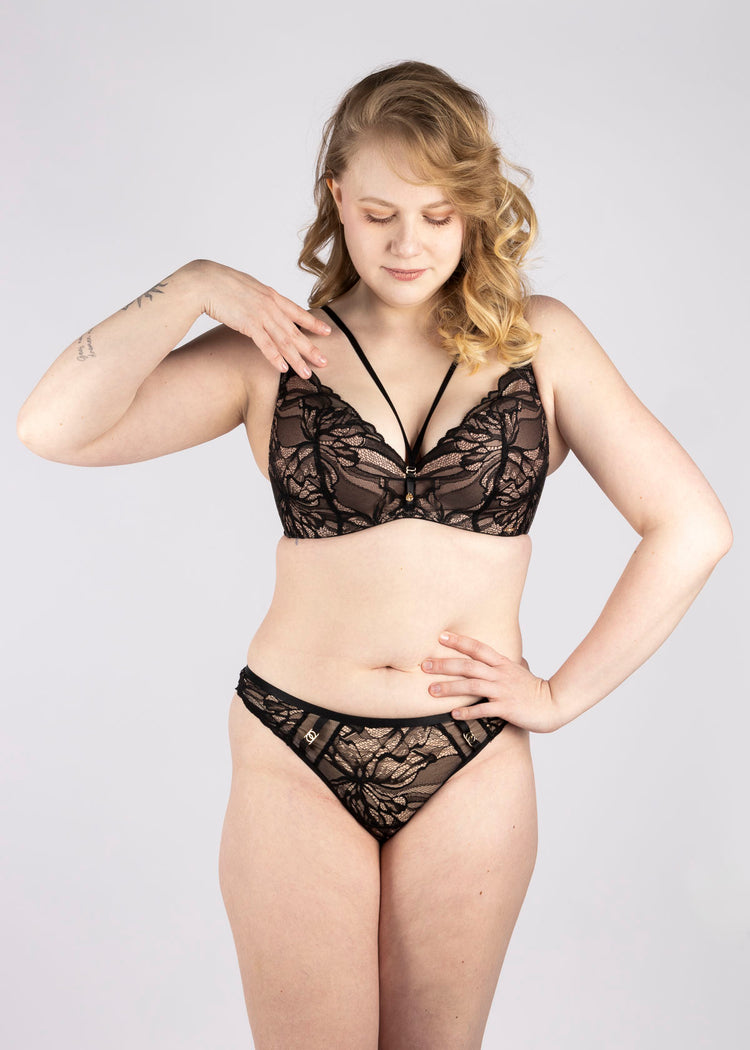 Model in The Icon Super Push Up BH Zwart superbra foto