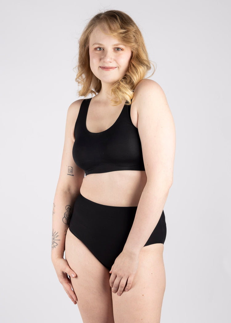 Model in Smoothease Bralette Zwart superbra foto