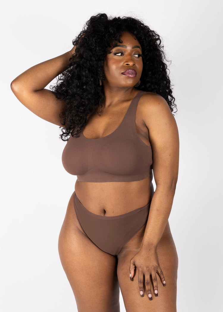 Model in Smoothease Bralette Coffee Roast superbra foto