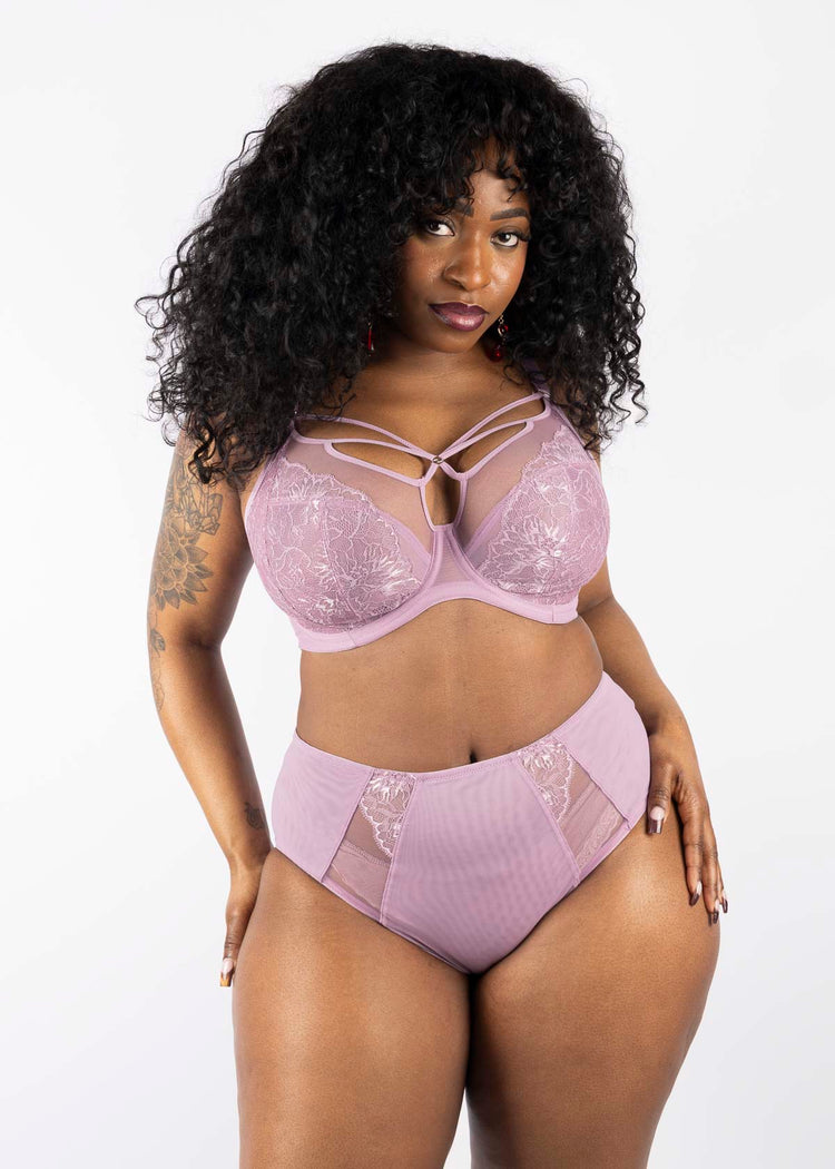 Model in Brianna Plunge BH Heather superbra foto