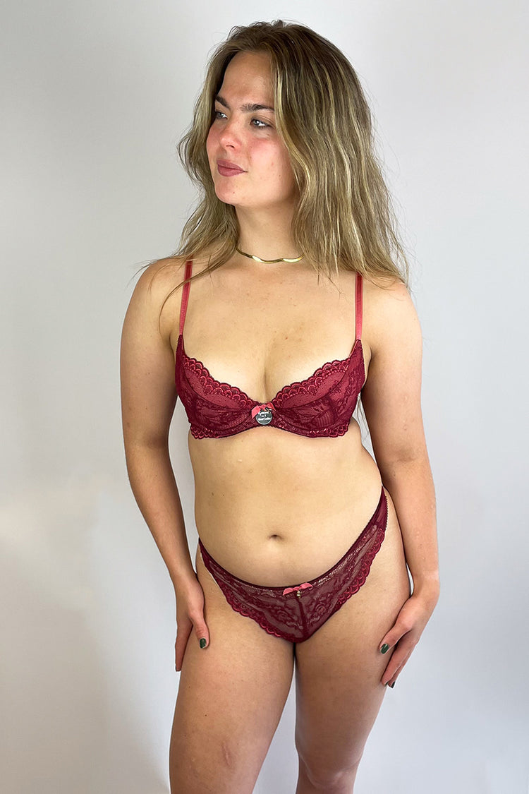 SuperBra Model in Superboost Lace Voorgevormde Plunge BH Cranberry/Raspberry Sorbet Voorzijde