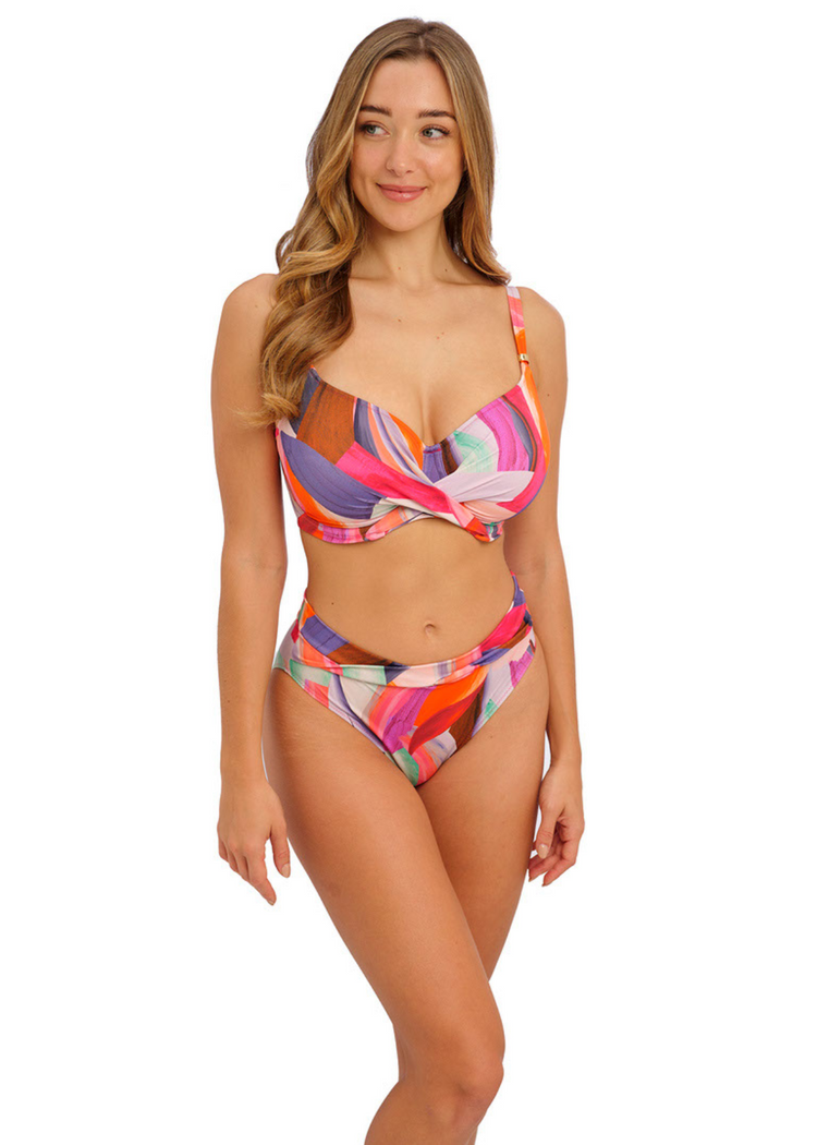 Model in Aguada Beach High Waisted Bikini Broekje Sunrise Voorzijde