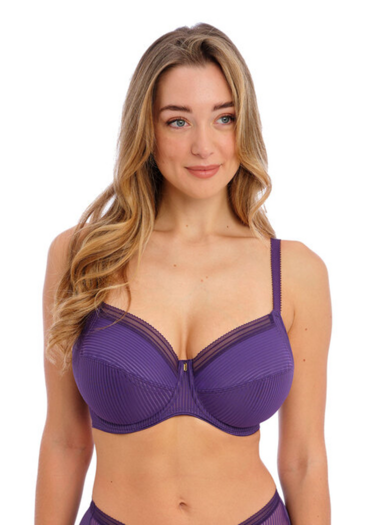 Model in Fusion Full Cup BH Blackberry Voorzijde