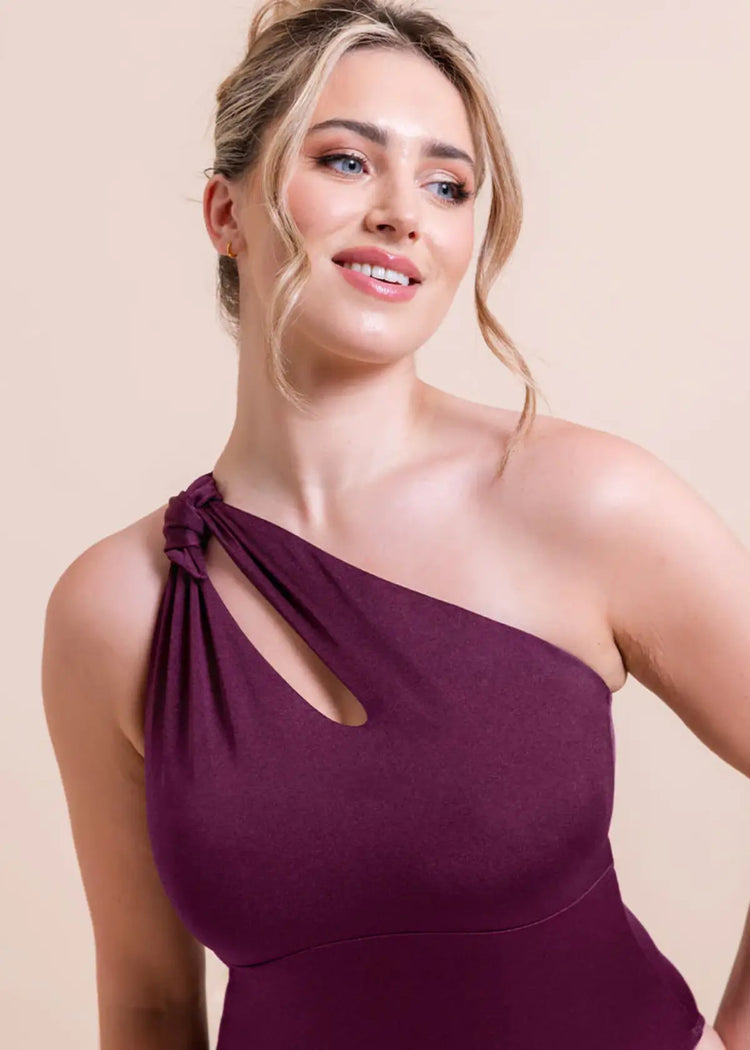 Model in Beach Bliss Asymmetrisch Padded Badpak Mulberry Purple voorzijde