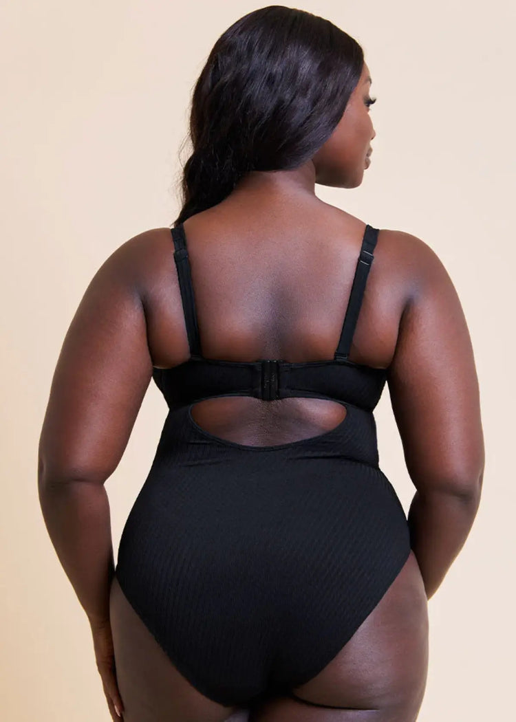Model in Jet Set Multiway Plunge Badpak Zwart achterzijde