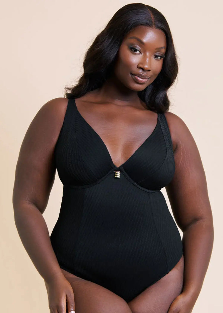 Model in Jet Set Multiway Plunge Badpak Zwart voorzijde