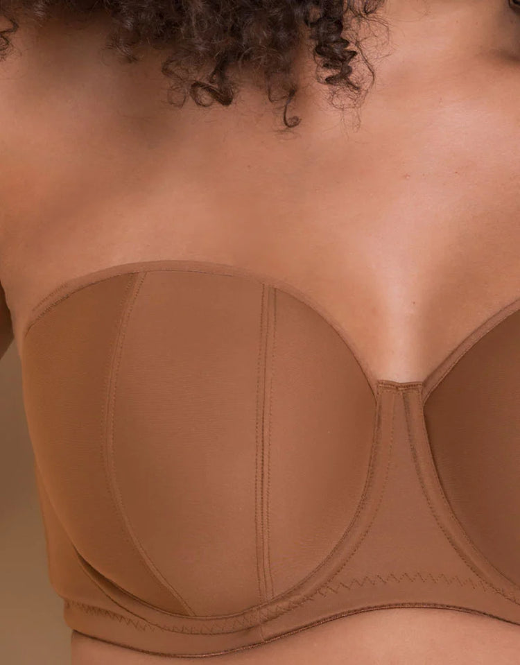 Model in Luxe Strapless BH Caramel Voorzijde