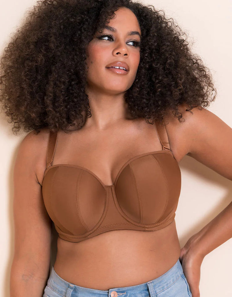 Model in Luxe Strapless BH Caramel Voorzijde