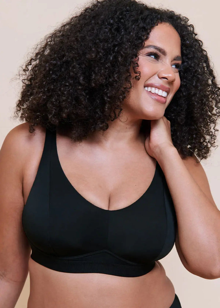 Model in Zen Beugelloze Bralette Zwart voorzijde