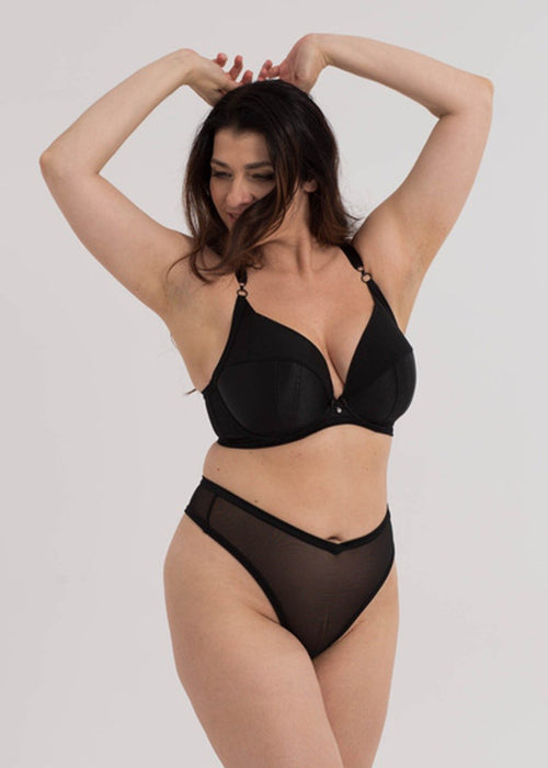 Model in Le Noir Brazilian Broekje Zwart Voorkant