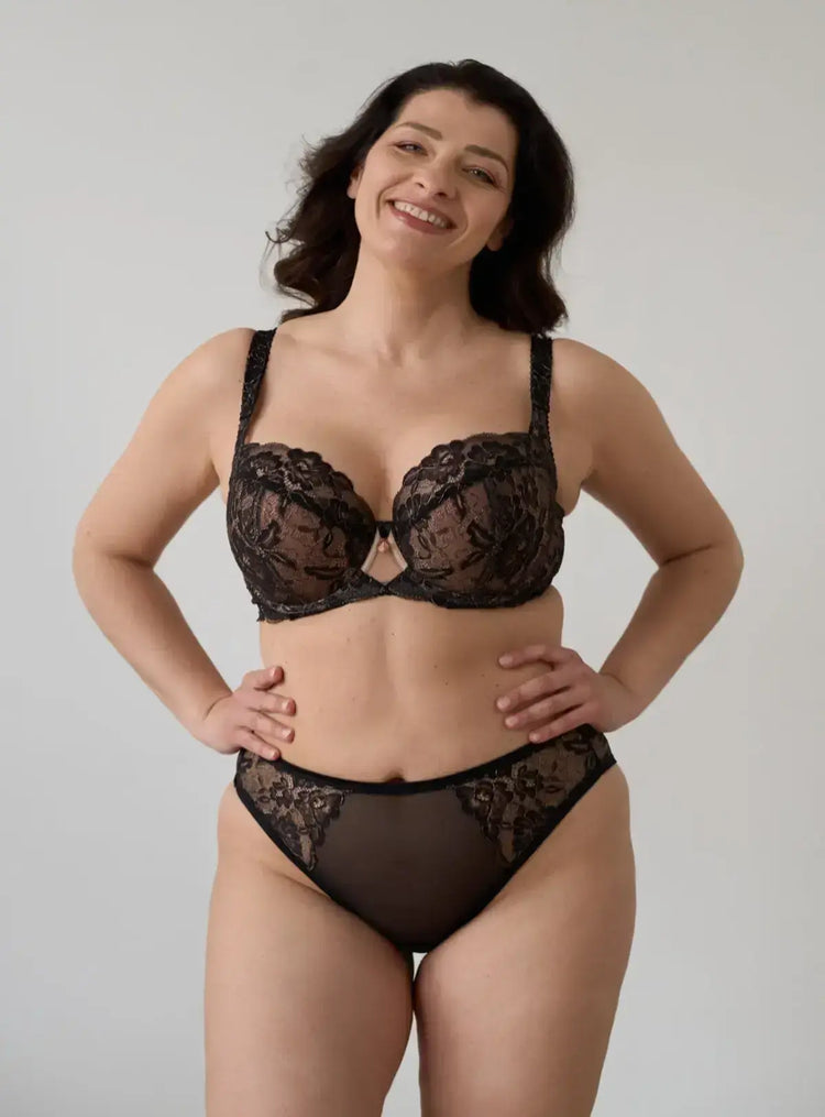 Model in Migotek High Leg Broekje Zwart voorzijde