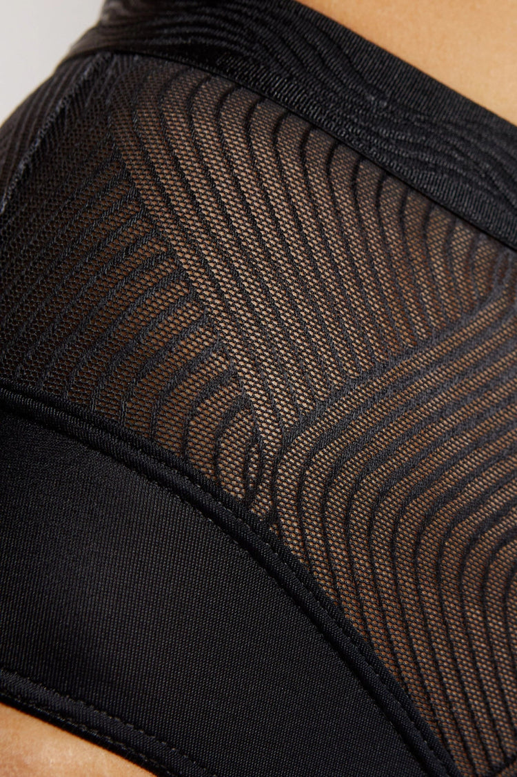 Model in Laurel High Waist Broekje Zwart close up
