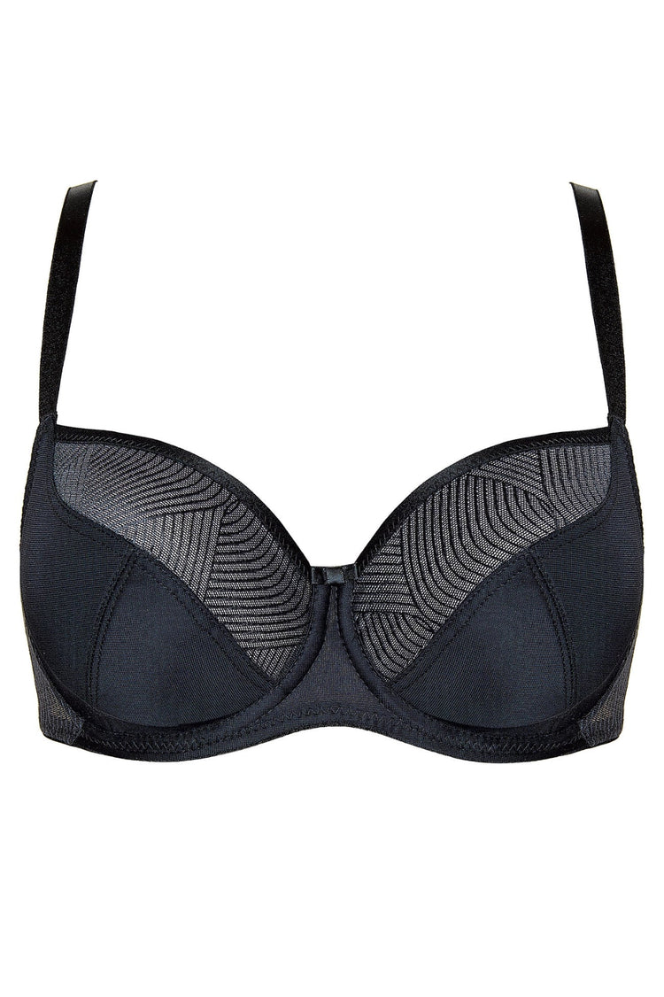Model in Laurel Half Padded BH Zwart packshot