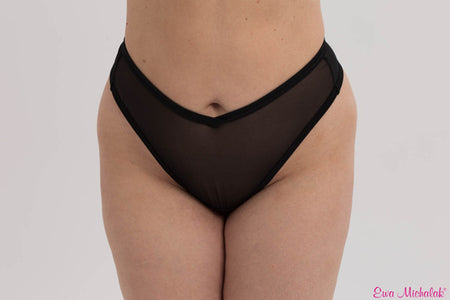 Model in Le Noir Brazilian Broekje Zwart Voorkant