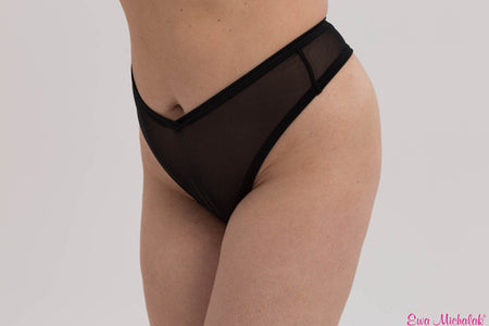 Model in Le Noir Brazilian Broekje Zwart Zijkant