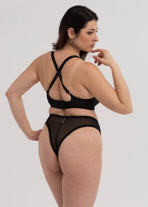 Model in Le Noir Brazilian Broekje Zwart Achterzijde