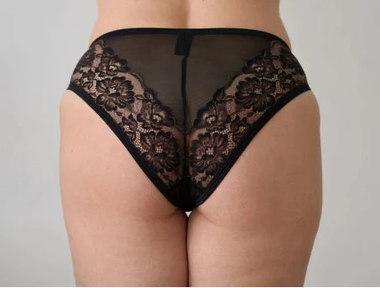 Model in Migotek High Leg Broekje Zwart achterzijde