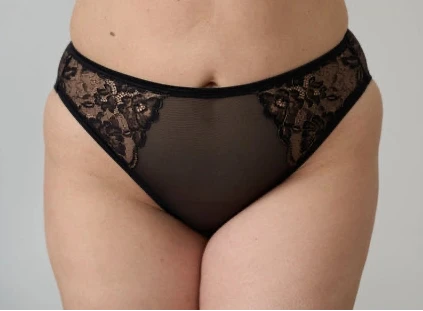 Model in Migotek High Leg Broekje Zwart voorzijde