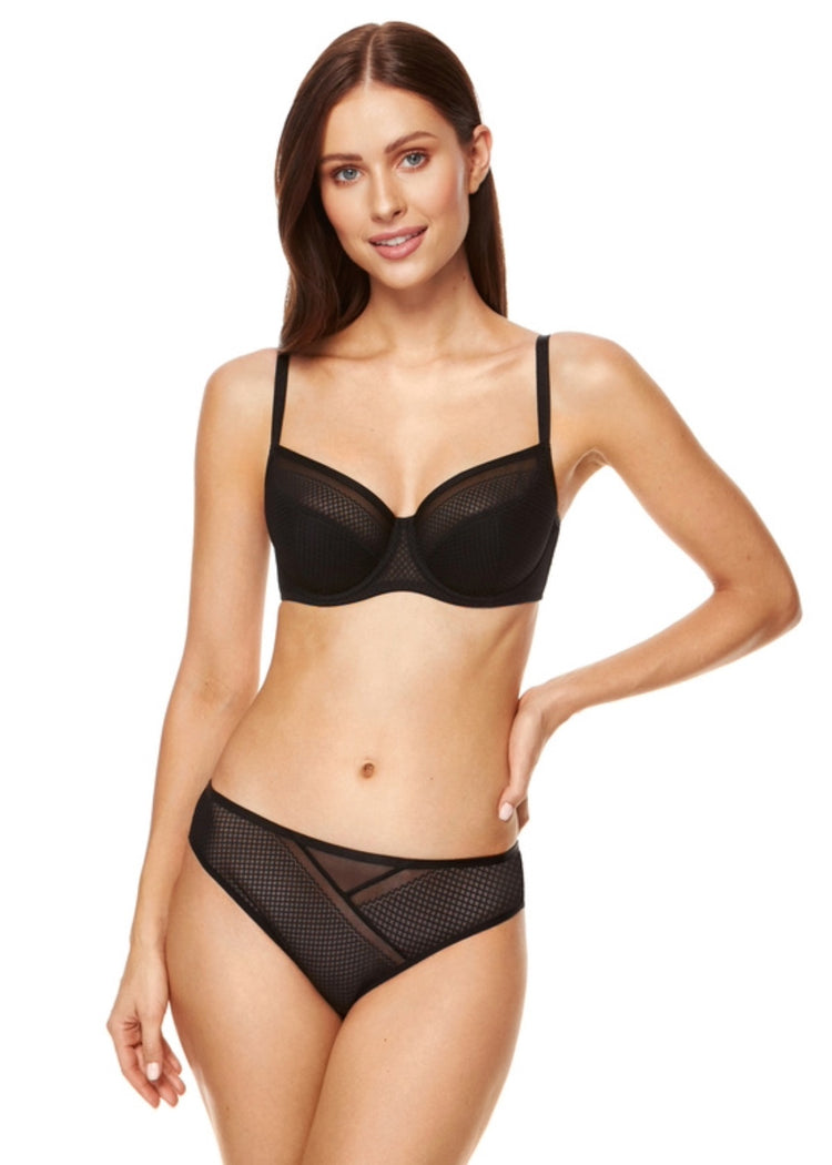 Model in Holly Broekje Zwart Voorzijde
