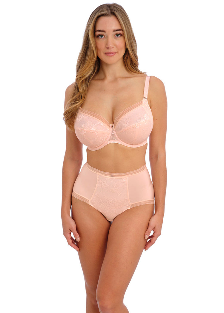 Model in Fusion Lace High Waisted Broekje Blush Voorzijde