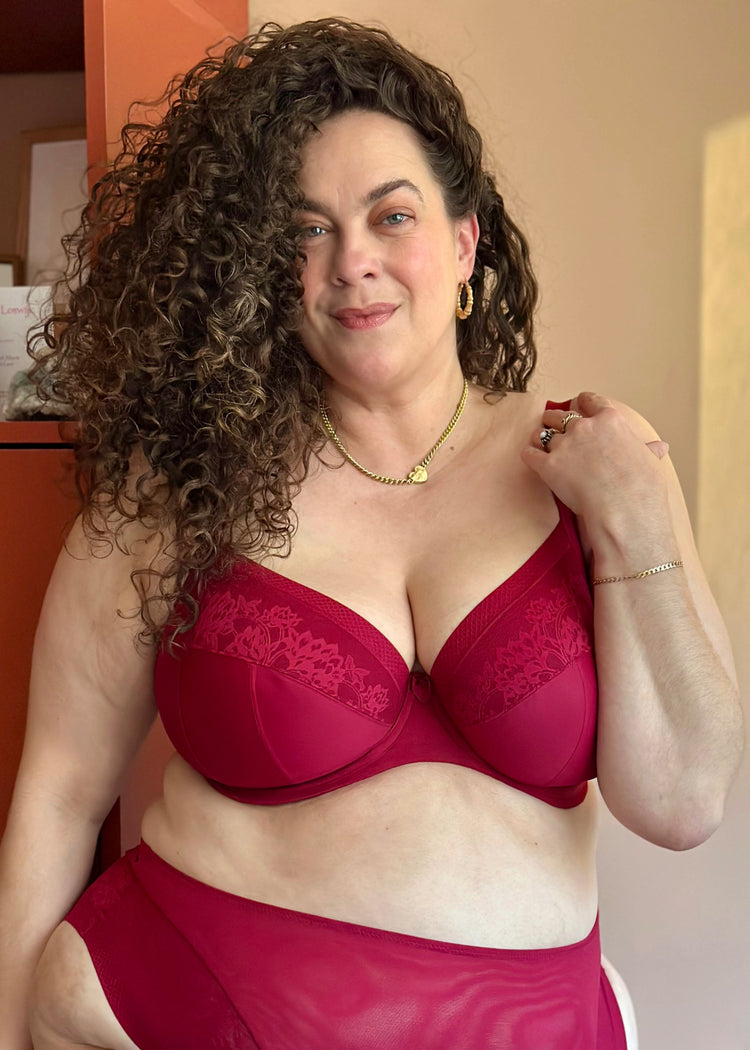 SuperBra Model in Nerina Plunge Stretch BH Rouge Voorzijde