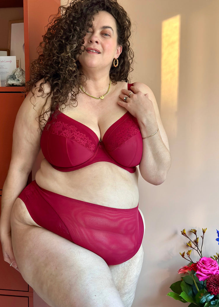 SuperBra Model in Nerina Plunge Stretch BH Rouge Voorzijde
