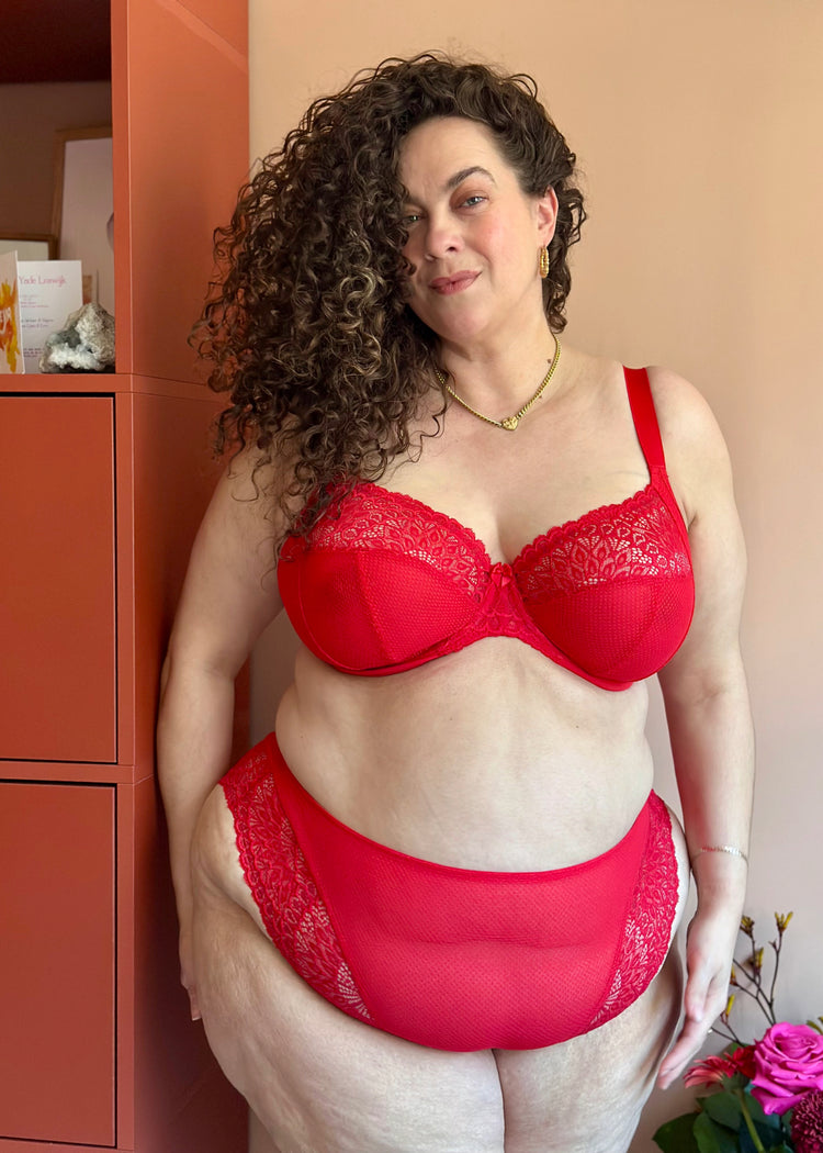 SuperBra Model in Tiernie Broekje Rood Voorzijde