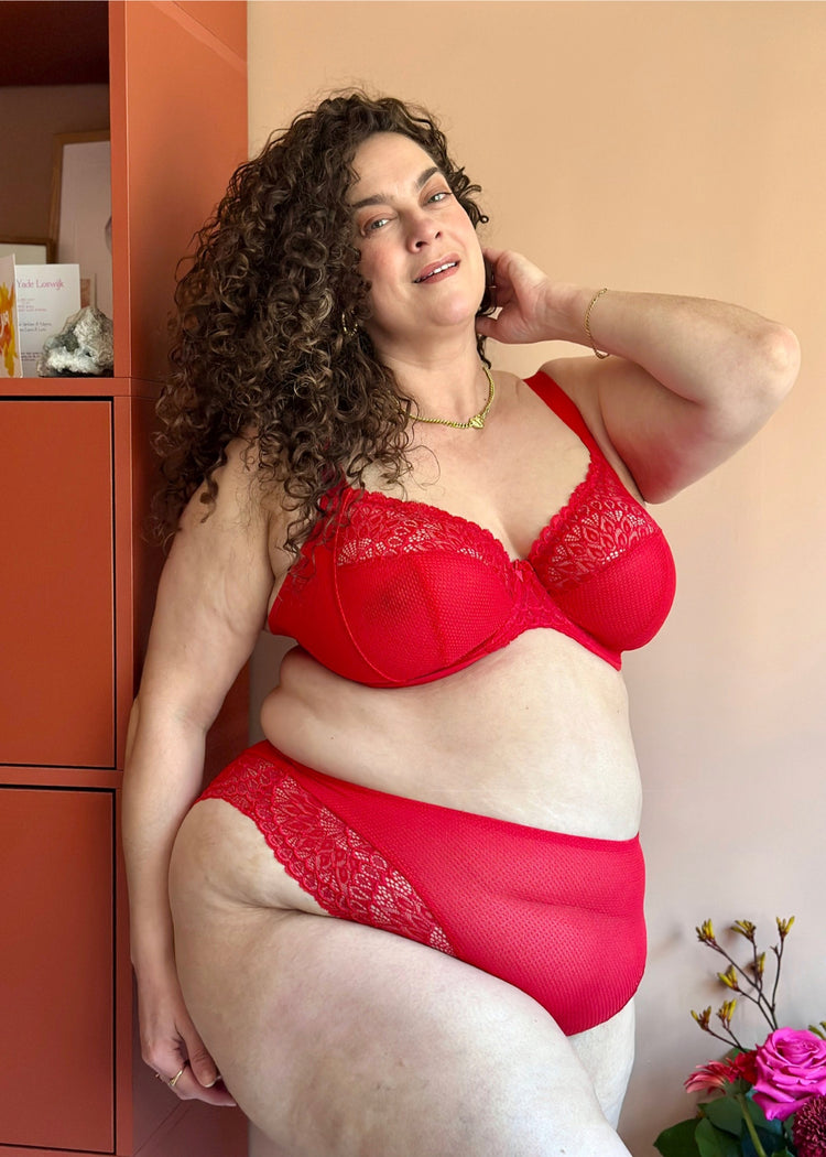 SuperBra Model in Tiernie Broekje Rood Voorzijde