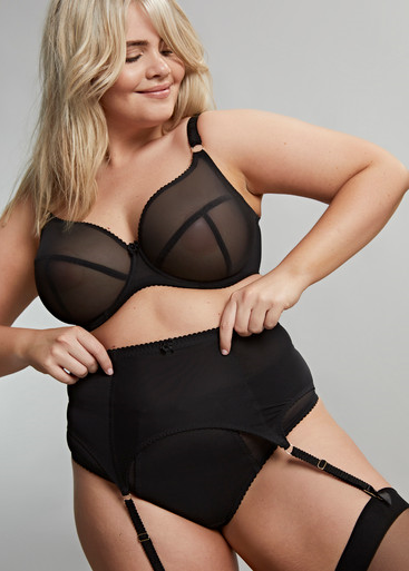 Model in Sculptresse Liberty Plunge BH Voorzijde