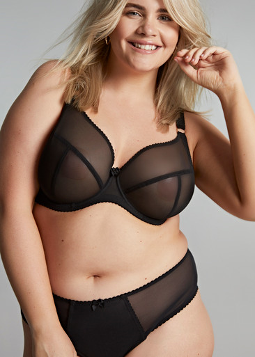 Model in Sculptresse Liberty Plunge BH Voorzijde