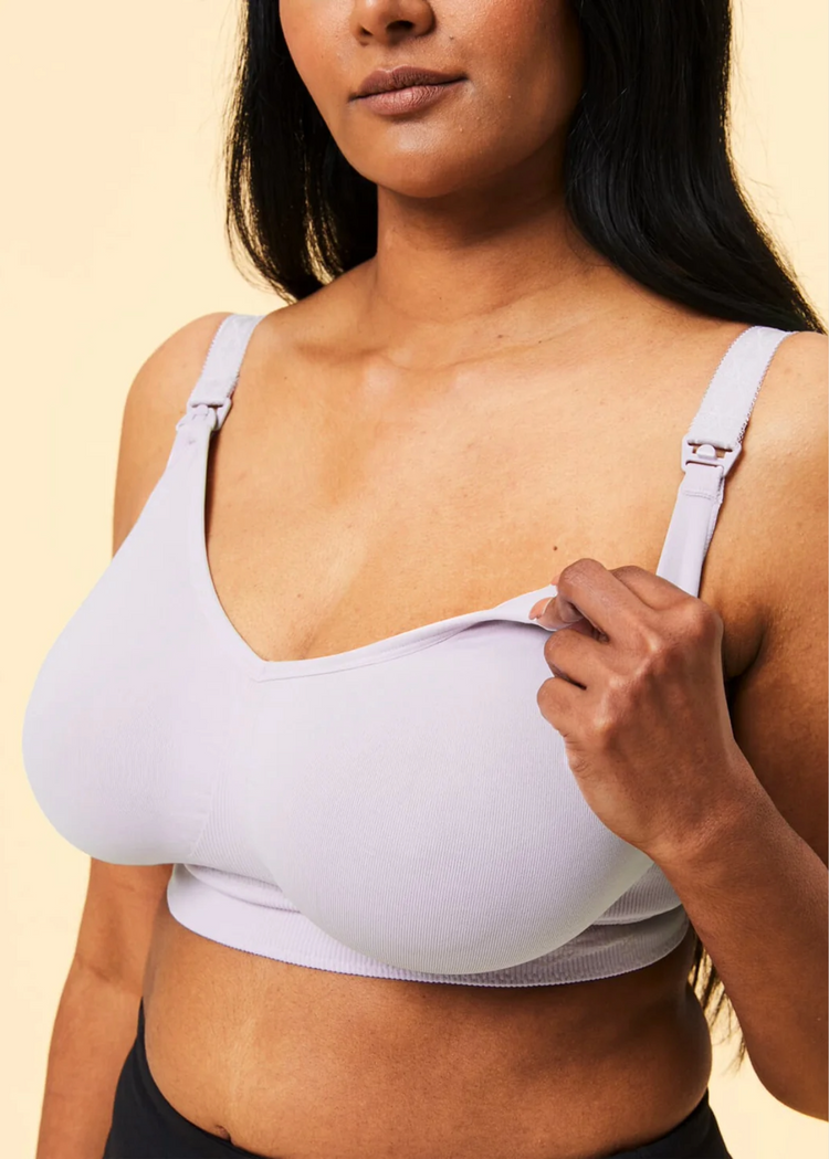 Model in Sugarcandy Beugelloze voedings-BH Lavender Voorzijde