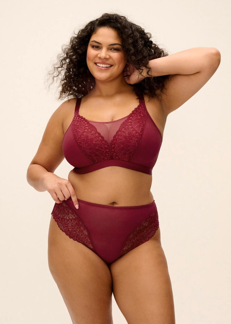 Model in Tiernie Broekje Tibetan Red voorzijde