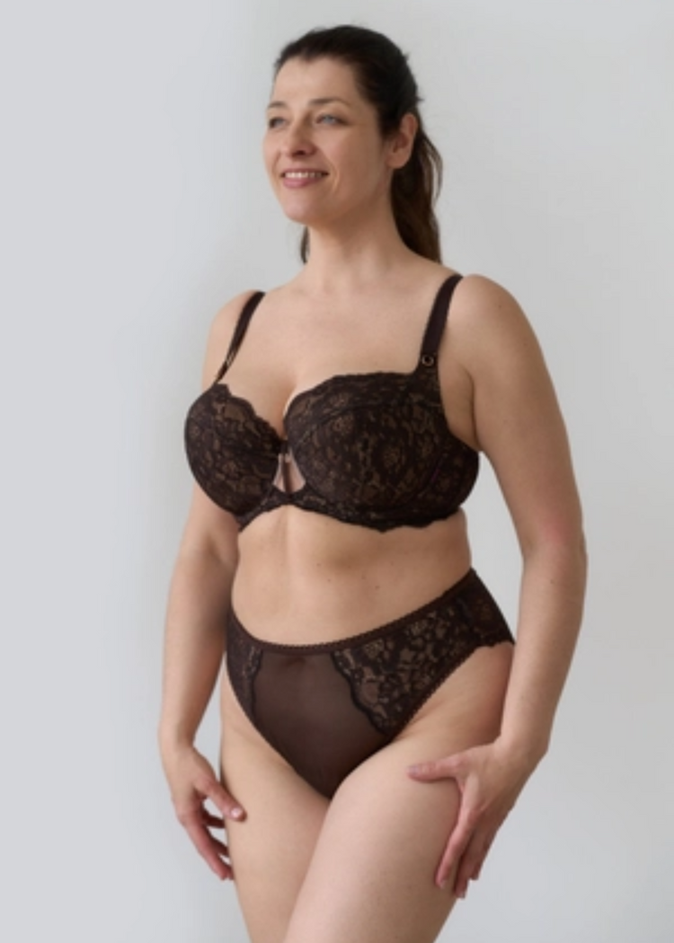 Model in High Leg Broekje Chocolade Voorzijde
