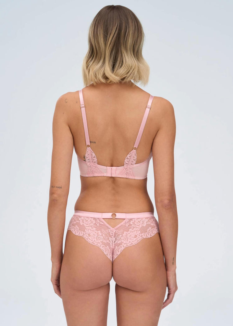 Model in Powder Whisper Push Up BH Achterzijde