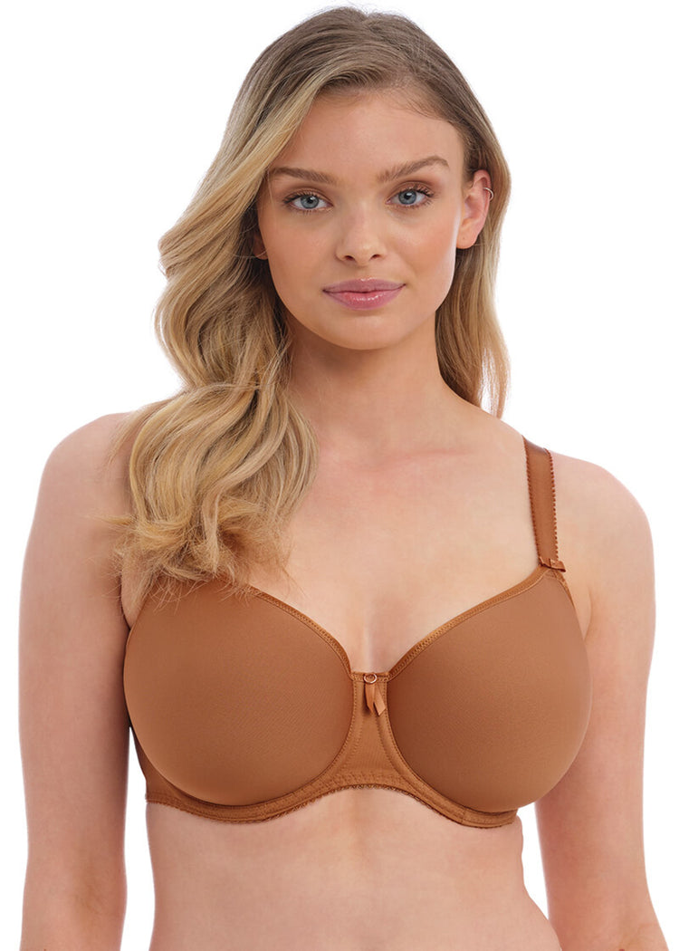 Model in Rebecca T-Shirt Spacer BH Cinnamon Voorzijde
