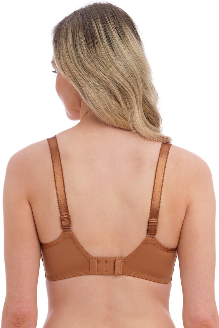 Model in Rebecca T-Shirt Spacer BH Cinnamon Achterzijde