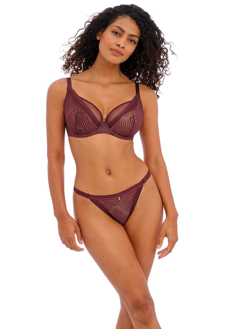 Model in Tailored Broekje Dark Cherry Voorzijde