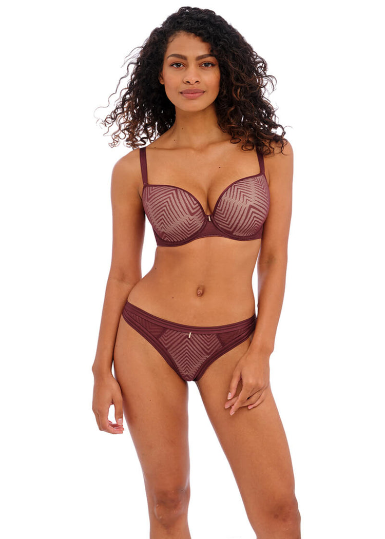 Model in Tailored Brazilian Broekje Dark Cherry Voorzijde