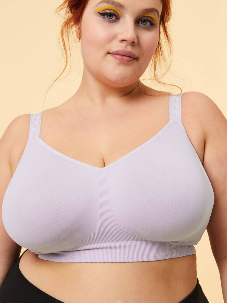 Model in Sugarcandy Beugelloze BH Lavender Voorzijde